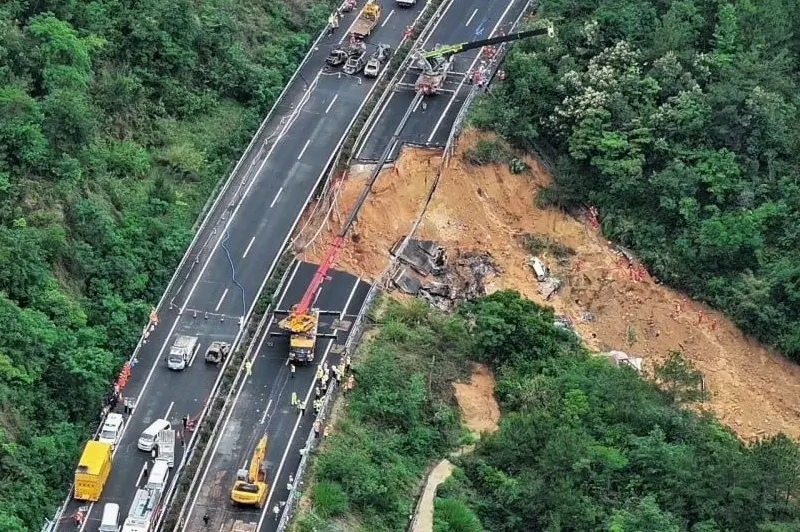 В Китае обрушился участок скоростной трассы: погибли более 20 человек