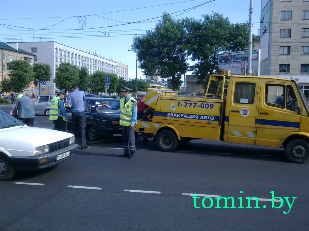 Два человека пострадали при столкновении автомобиля медпомощи и «Рено» в Бресте