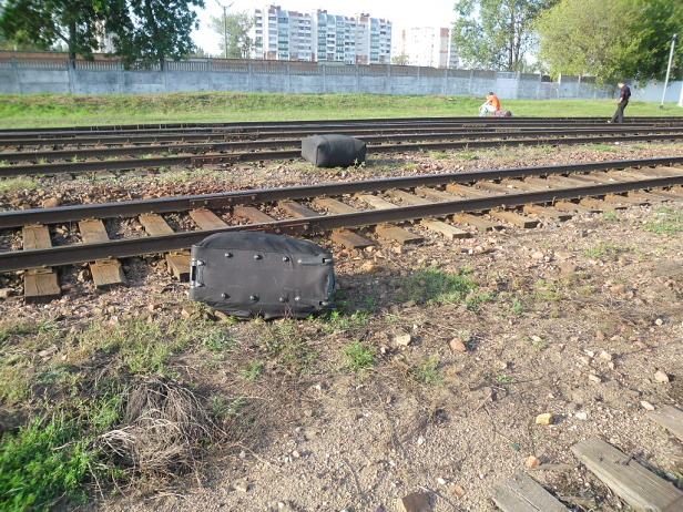 Из поезда на границе в Бресте выбросили 28 сумок с контрабандной одеждой и обувью