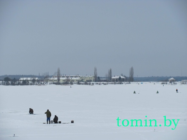 Еще зимой на Луковском сидели рыбаки