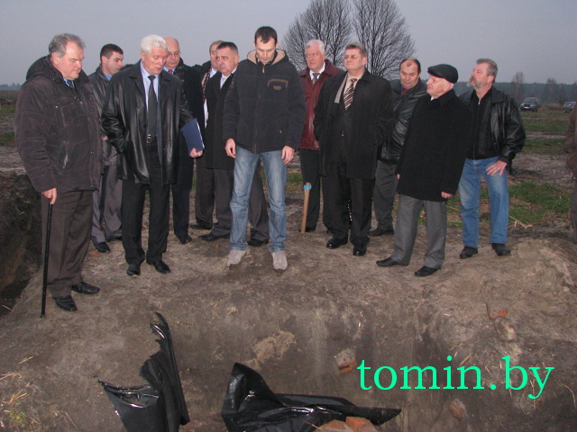 Посол России в Беларуси Александр Суриков (второй слева) на раскопках в Достоево - фото