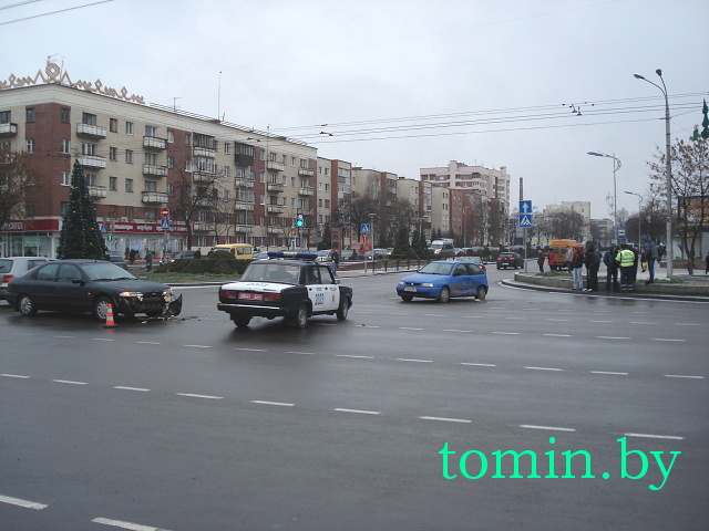 На перекрестке бульвара Космонавтов и проспекта Машерова в Бресте столкнулись две иномарки