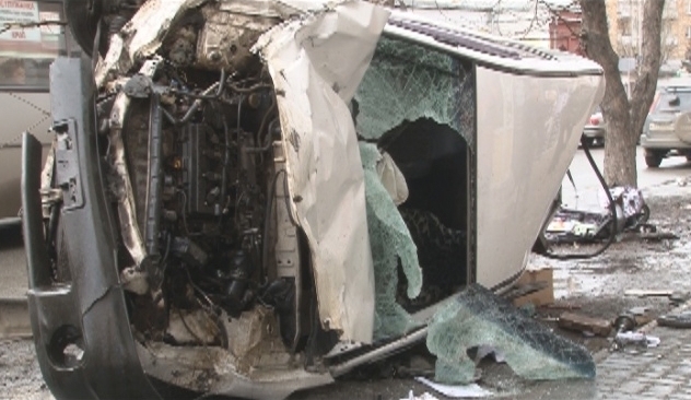 В Красноярске автомобиль упал на семью со второго этажа: один человек погиб, четыре - в больнице (фото)