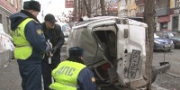 В Красноярске автомобиль упал на семью со второго этажа: один человек погиб, четыре - в больнице (фото)
