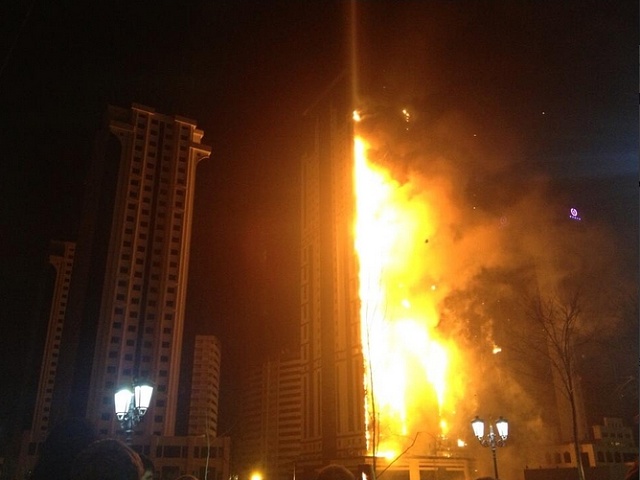 Загоревшийся комплекс "Грозный-сити" тушили более пяти часов - фото