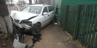 В Слониме автомобиль врезался в дерево и жилой дом: трое пострадавших - фото