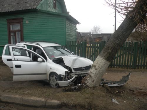 В Слониме автомобиль врезался в дерево и жилой дом: трое пострадавших - фото