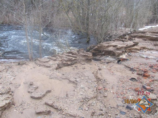 В Витебской области «жигуленок» свалился в размыв грунтовой дороги - фото