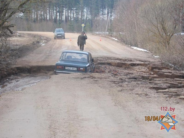 В Витебской области «жигуленок» свалился в размыв грунтовой дороги - фото