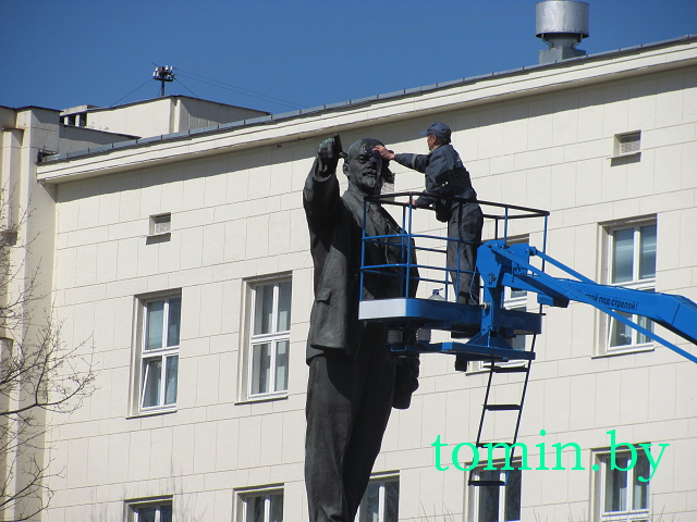 Ленин и голуби. Запланированному возложению венков к памятнику вождю 22 апреля в Бресте помешали птицы (фото)