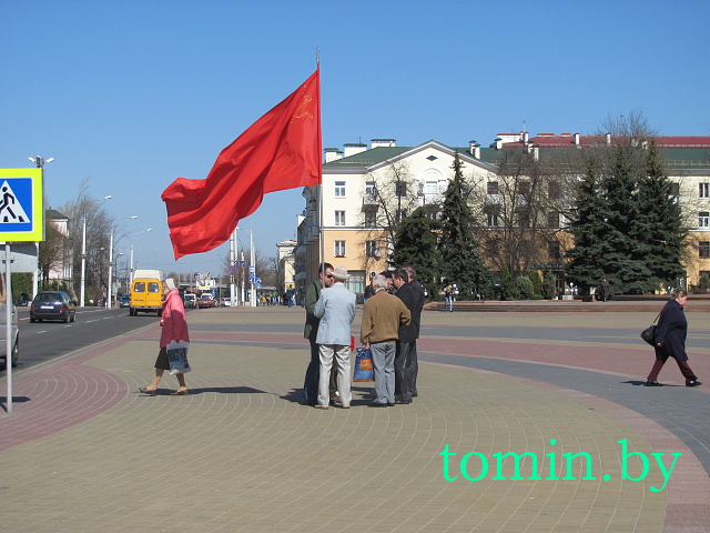 Ленин и голуби. Запланированному возложению венков к памятнику вождю 22 апреля в Бресте помешали птицы (фото)