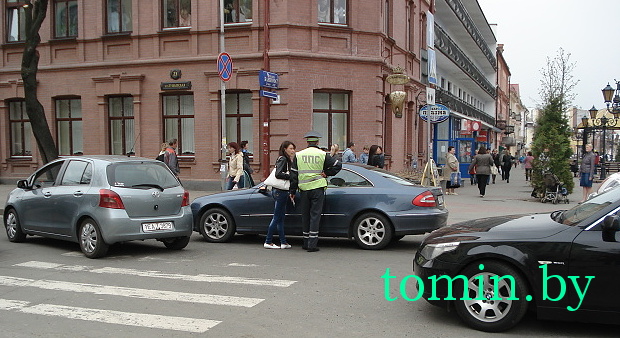 В Бресте женщина за рулем сбила молодую девушку. В метре от пешеходного  перехода (фото)