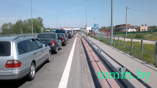 На польско-белорусской границе легковые автомобили сейчас стоят в очереди 6 и более часов (фото)
