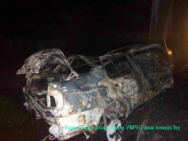 В Барановичском районе «Фольксваген» врезался в дерево и загорелся: погибли 3 человека (фото)
