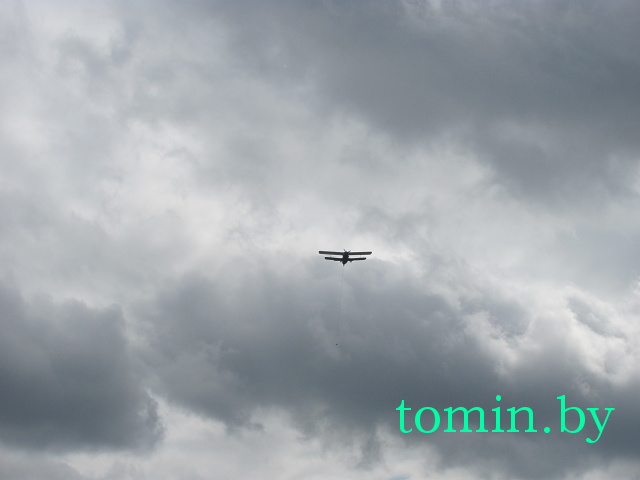  Самолет с «торпедой» на канате будет летать над Брестом более месяца (фото) 