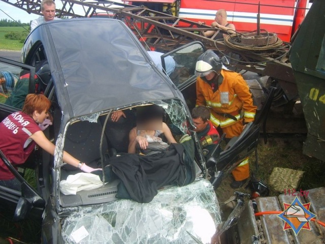 В Витебской области во время движения с трала на автомобиль упал экскаватор: водитель в больнице (фото)