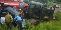 В Витебской области во время движения с трала на автомобиль упал экскаватор: водитель в больнице (фото)