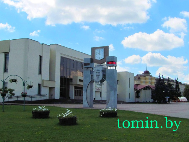 Главные городские часы и Дом культуры в Пружанах - фото
