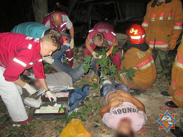 В Барановичском районе «Мерседес» врезался в дерево: один погиб, трое - в больнице (фото)