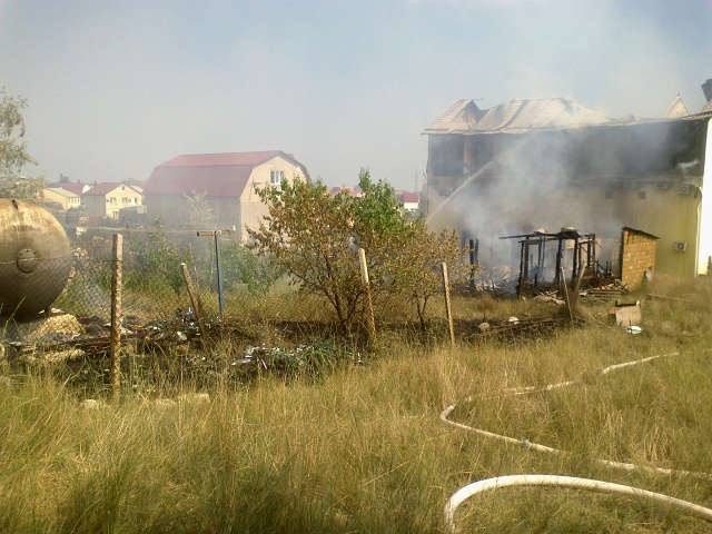 На пожаре в Коктебеле спасены пятеро белорусских туристов - фото