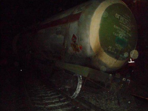 В Минске сошедшие с рельс цистерны повредили опору контактной сети и железнодорожный светофор - фото