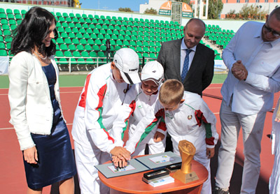 В Минске состоялось гашение почтовых марок с изображениями теннисистов Мирного и Азаренко - фото