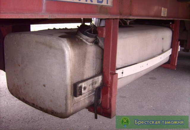 400 литров топлива в тайнике вывозил из Беларуси житель Сербии (фото)