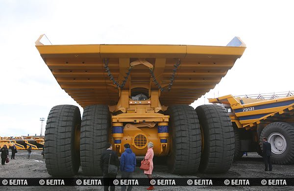 БелАЗ сегодня представил самый большой в мире самосвал - фото