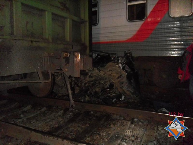 В Молодечненском районе «Мерседес» зажало между двумя поездами: трое погибших - фото