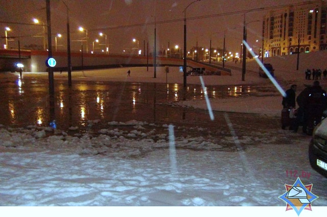 В Минске провалился под грунт и был затоплен водой «Ситроен С5» - фото