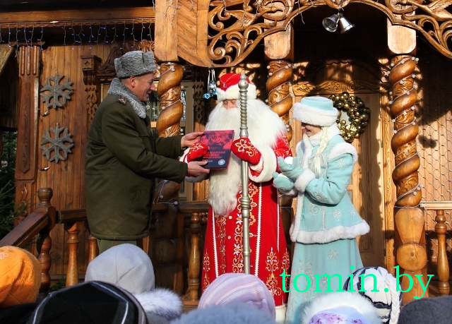 Главный белорусский Дед Мороз и Снегурочка получили новогодние подарки от брестских спасателей - фото