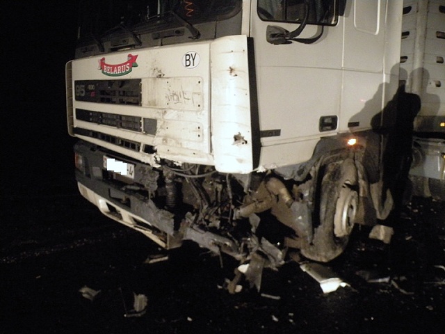 Возле Слонима «Тойота» столкнулась с автопоездом: ее водитель погиб, трое пассажиров в больнице - фото