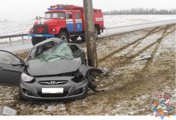 В Минской области «Хендай» врезался в придорожный столб: водитель погиб, его жена и ребенок – в больнице - фото