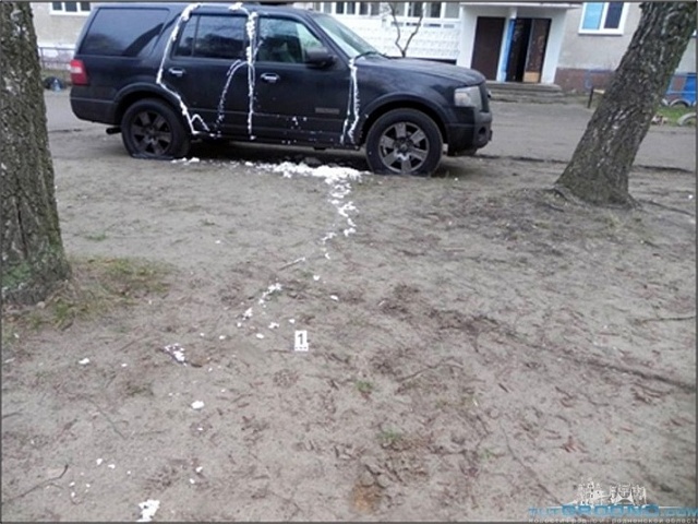 В Лидском районе неизвестные прокололи колеса и запенили внедорожник за парковку на газоне. Возбуждено уголовное дело (фото)