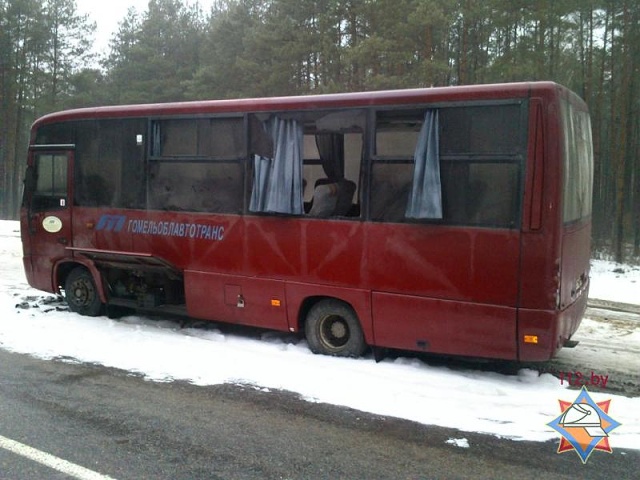 В Гомельской области сержант МЧС помог выбраться из горевшего автобуса 15 пассажирам - фото