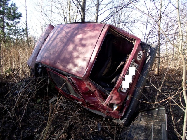 В Вороновском районе «Фольксваген» повис на дереве, водитель погиб, трое пассажиров пострадали 