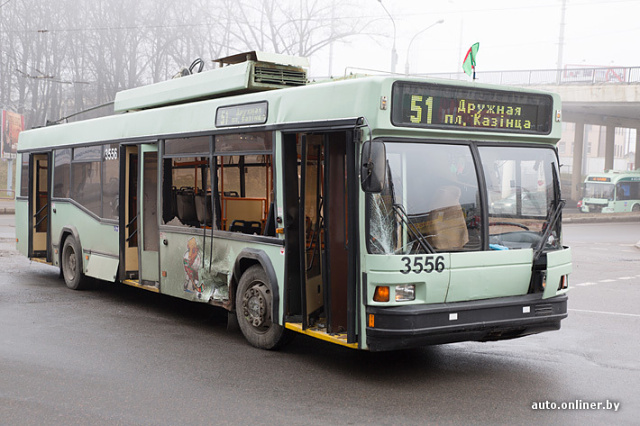 В Минске столкнулись БМВ и троллейбус: пострадали 10 человек - фото
