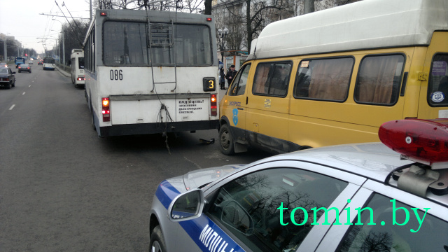 Брест: На остановке у ЦУМа столкнулись троллейбус и маршрутка