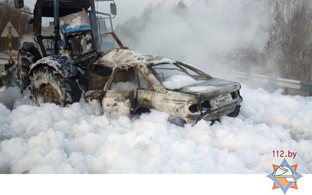 В Березовском районе столкнулись и загорелись трактор и «Ауди А6», водитель легковушки погиб - фото