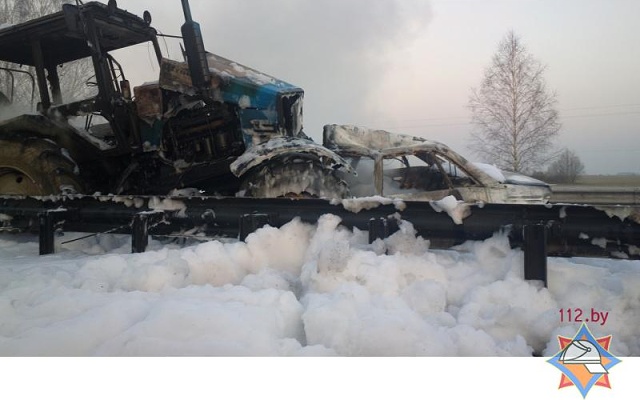 В Березовском районе столкнулись и загорелись трактор и «Ауди А6», водитель легковушки погиб - фото