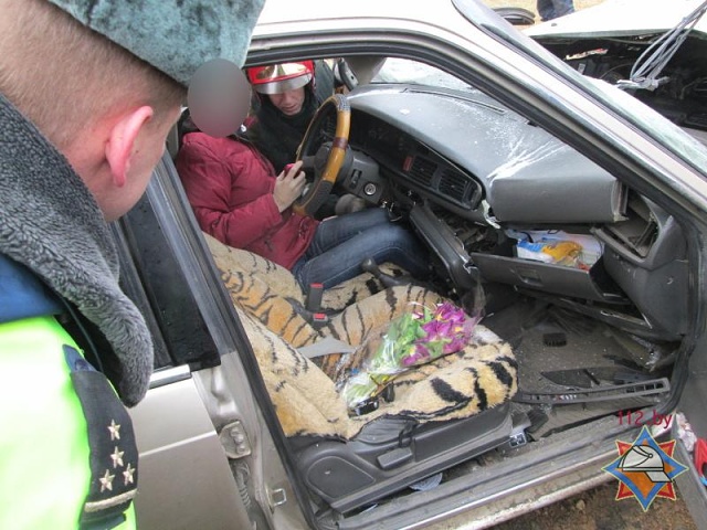 Под Барановичами в лобовом столкновении «Мазды» с грузовиком пострадала женщина-водитель -  фото