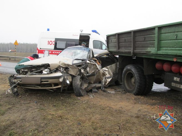 Под Барановичами в лобовом столкновении «Мазды» с грузовиком пострадала женщина-водитель -  фото