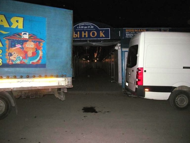 В Волковыске женщину зажало между грузовиком и микроавтобусом - фото