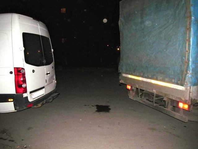 В Волковыске женщину зажало между грузовиком и микроавтобусом - фото