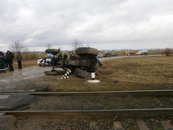 В Ивановском районе столкнулись трактор и дизель-поезд, водитель погиб - фото