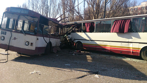 Страшное ДТП в Донецкой области: в столкновении автобуса и троллейбуса 5 человек погибли, 21 пострадал - фото