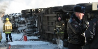 Россия: после лобового столкновения загорелись УАЗ и фура. Погибли 5 человек - фото