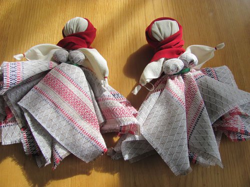 В Пружанах возродили старинный белорусский обычай - научились мотать куклы. Лялька-мотанка