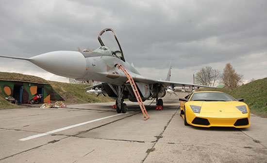 На аэродроме Барановичи прошли гонки МиГ-29 и «Ламборджини» - фото