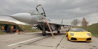 На аэродроме Барановичи прошли гонки МиГ-29 и «Ламборджини» - фото